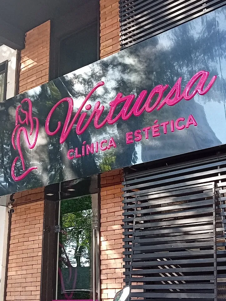 A assinatura rosa da Virtuosa na fachada da unidade de Foz do Iguaçu
